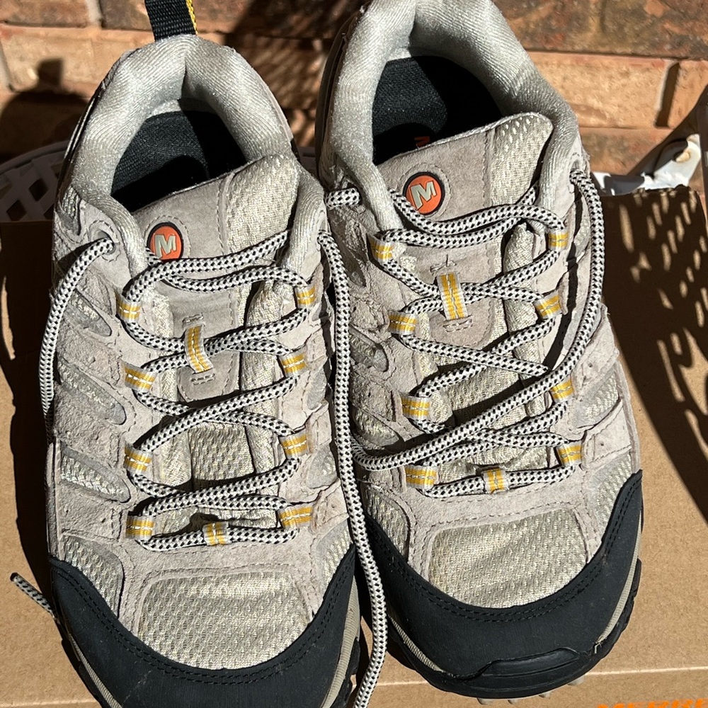 Merrell Women’s Moab 2 Vent Hiking Shoe